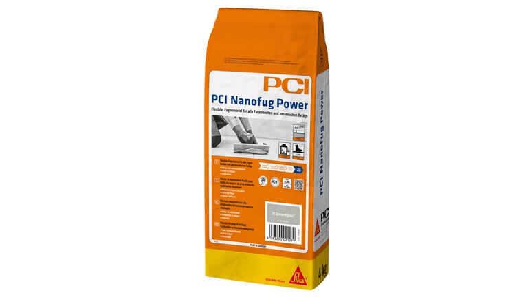 Freigestellte Produktaufnahme eines 4-kg-Sacks PCI Nanofug Power im Farbton 317 Zementgrau vor weißem Hintergrund. Das Produkt ist als flexibler Fugenmörtel für keramische Beläge ausgewiesen.